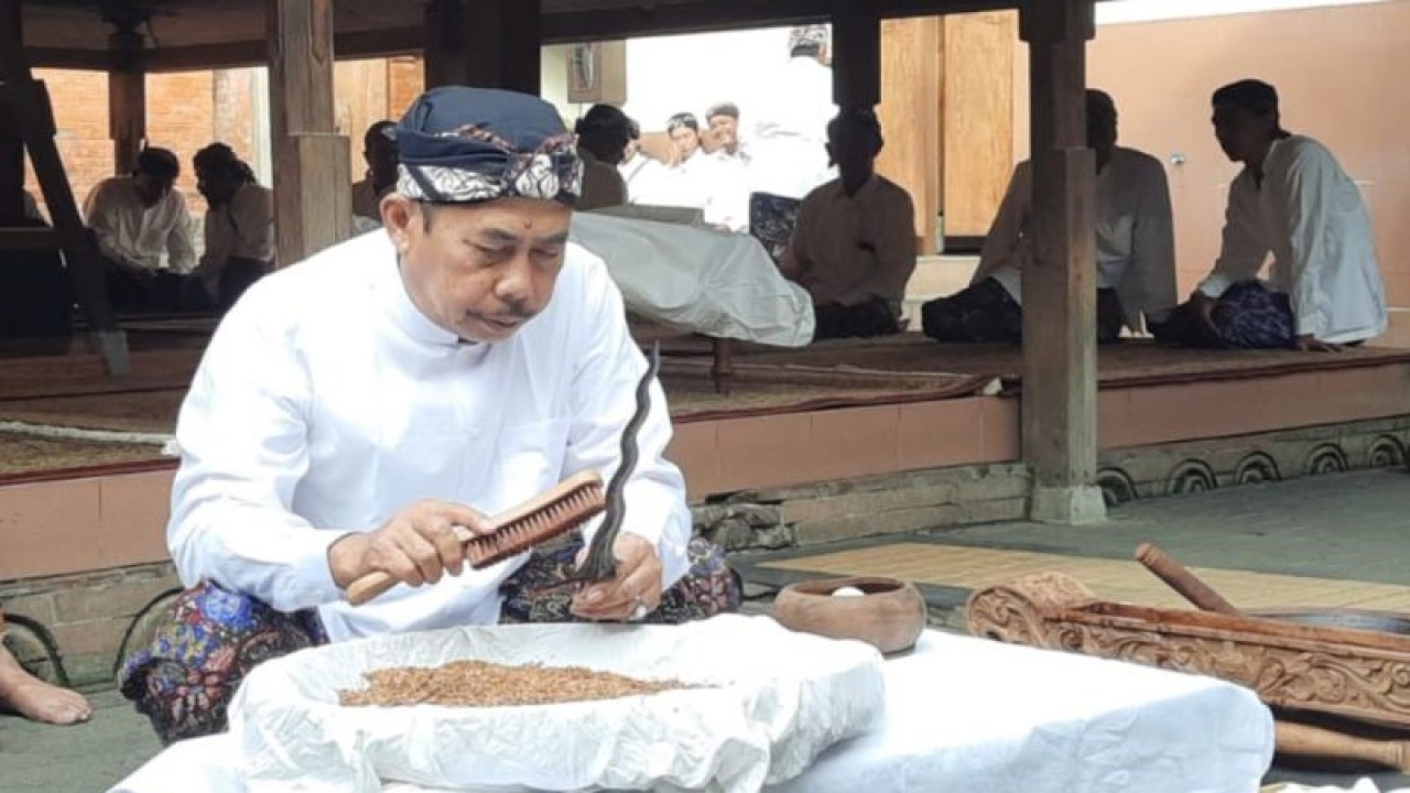 Haji Faqihuddin melakukan prosesi penjamasan keris Kiai Cinthaka peninggalan Sunan Kudus di kompleks Masjid Menara dan Makam Sunan Kudus, Jawa Tengah, Senin (3/7/2023). (ANTARA/Akhmad Nazaruddin Lathif)