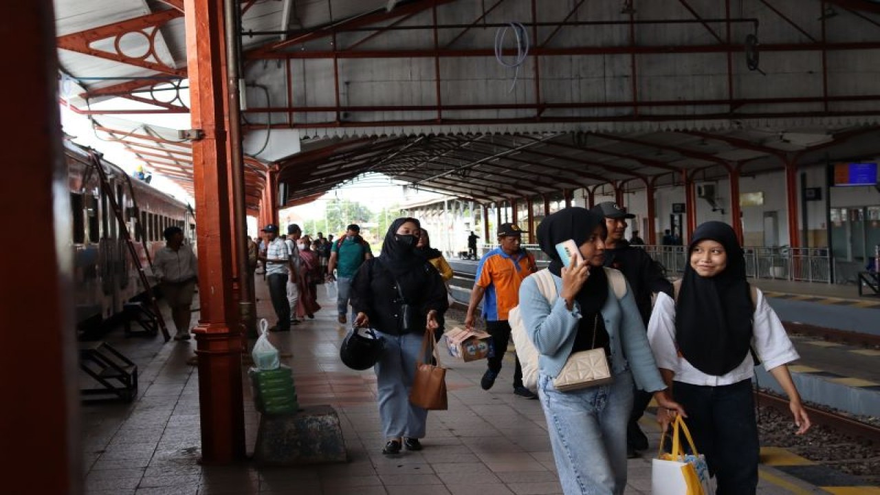 Sejumlah penumpang turun di Stasiun Madiun, Jawa Timur. ANTARA/HO-Humas Daop 7 Madiun