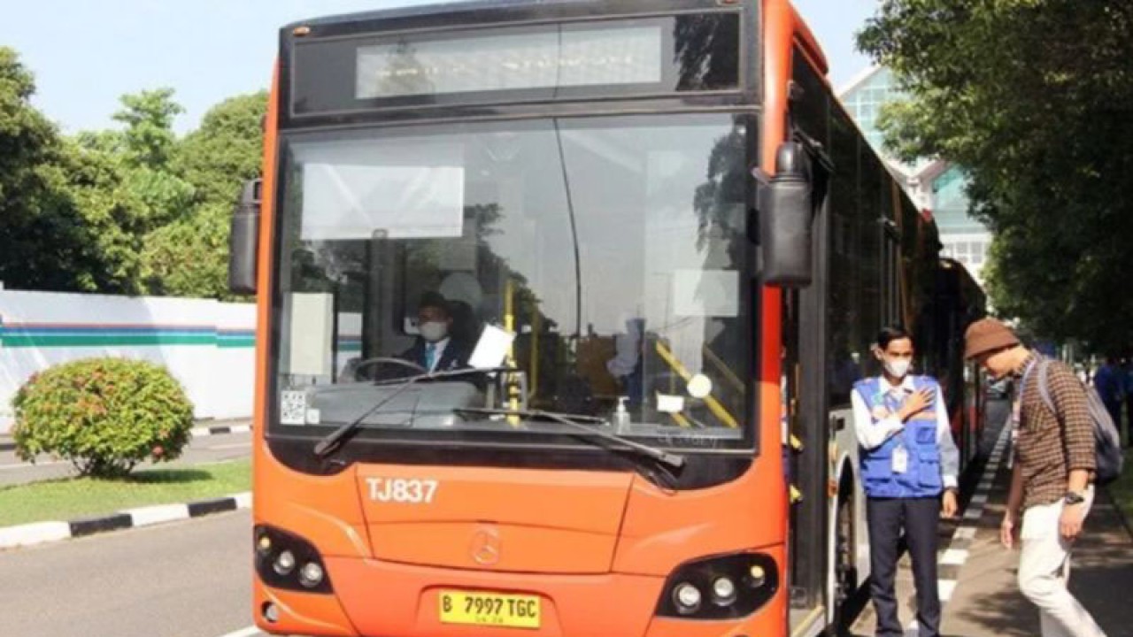 Penumpang bersiap menaiki bus TransJakarta saat uji coba rute baru TransJakarta di Bandara Soekarno Hatta, Tangerang, Banten, Rabu (5/7/2023). (ANTARA FOTO/Muhammad Iqbal/foc/aa)