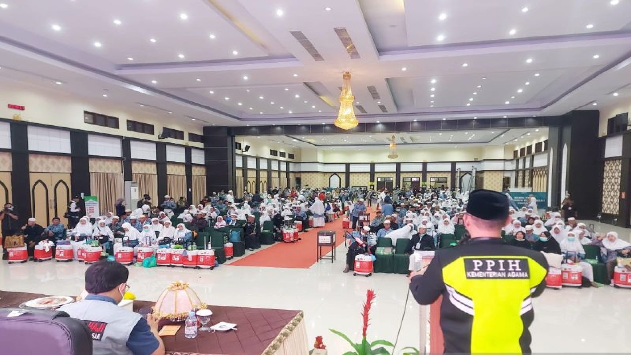 Penyambutan haji kloter 2 oleh PPIH Debarkasi Makassar, Kamis (6/7/2023). ANTARA/HO/Kemenag