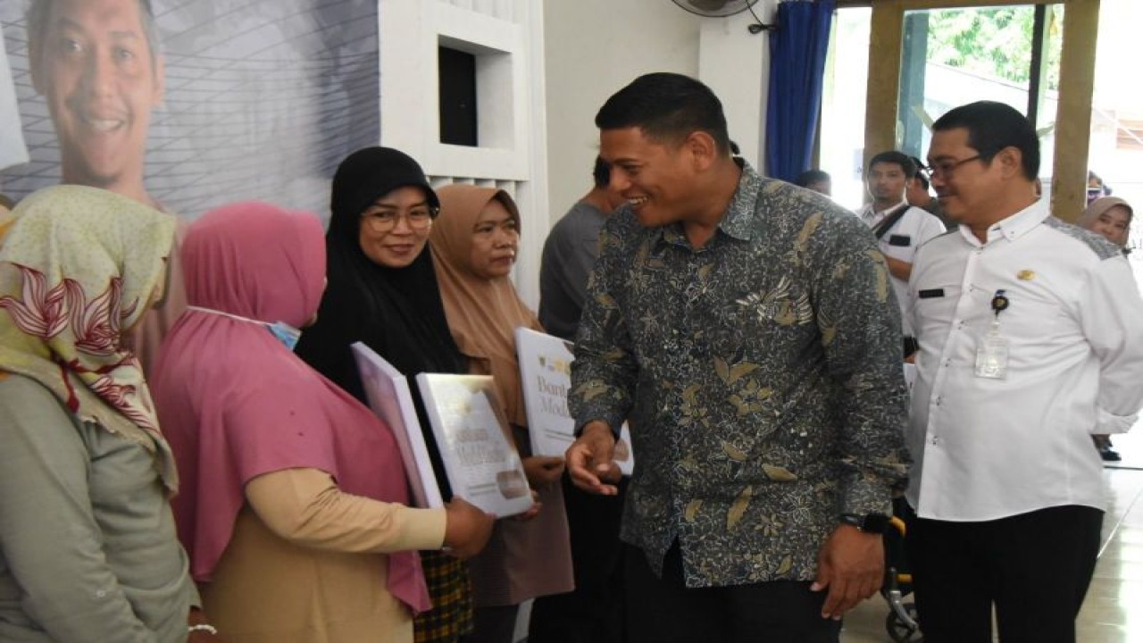 Penyerahan bantuan modal usaha di Kediri, Jawa Timur, Rabu (26/7/2023). ANTARA/ HO-Pemkot Kediri