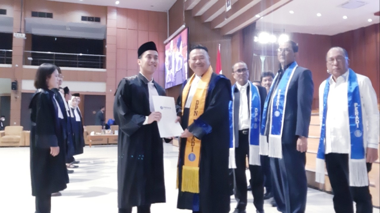 Ketum DPN Peradi Otto Hasibuan menyerahkan SK Pengangkatan Advokat kepada perwakilan Advokat Peradi yang telah dilantik dan diambil sumpahnya/Nusantaratv.com