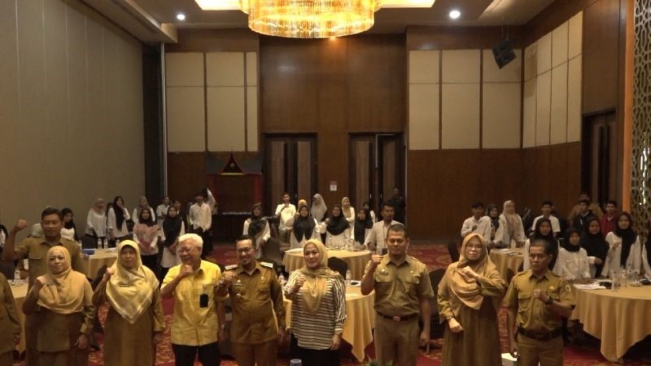 Sebanyak 30 perajin tenun di Kabupaten Tanah Datar, Sumatera Barat mengikuti pelatihan managemen mutu dan pengelolaan sentra IKM. (ANTARA/Etri Saputra)