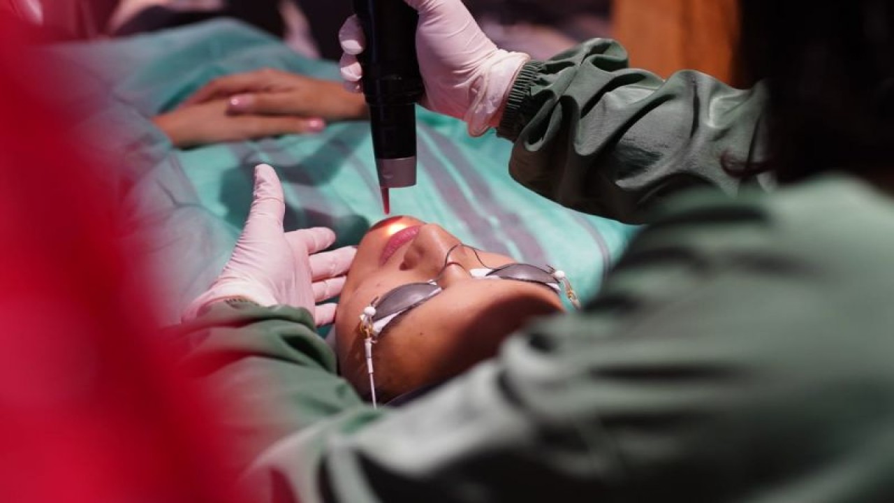 Ilustrasi perawatan wajah di bawah penanganan profesional. (ANTARA/HO/ERHA)