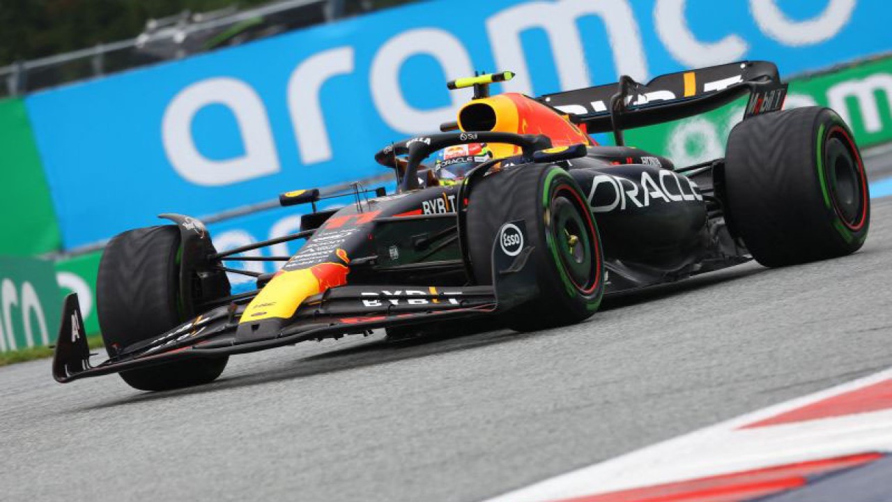 Pebalap tim Red Bull Sergio Perez memacu mobilnya saat sesi sprint shootout balap F1 GP Austria di Red Bull Ring, Spielberg, Austria, Sabtu (1/7/2023). Verstappen memuncaki kualifikasi Sprint Shootout kedua Formula 1 diikuti Sergio Perez dan Lando Norris. ANTARA FOTO/ REUTERS/Bernadett Szabo/foc.