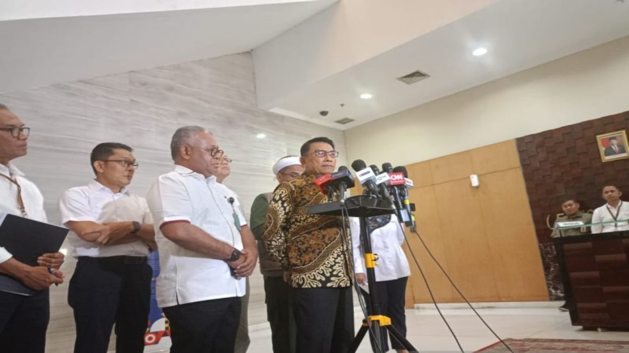 Kepala Staf Kepresidenan Moeldoko memberikan keterangan pers kepada wartawan di Gedung Binda Graha, Jakarta, Senin (3/7/2023). ANTARA/Rangga Pandu Asmara Jingga