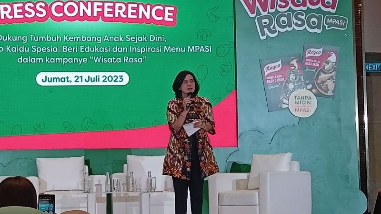 Direktur Promosi Kesehatan dan Pemberdayaan Masyarakat Kementerian Kesehatan Widyawati dalam acara konferensi pers Royco di Jakarta, Jumat (21/7/2023) (ANTARA/Suci Nurhaliza)