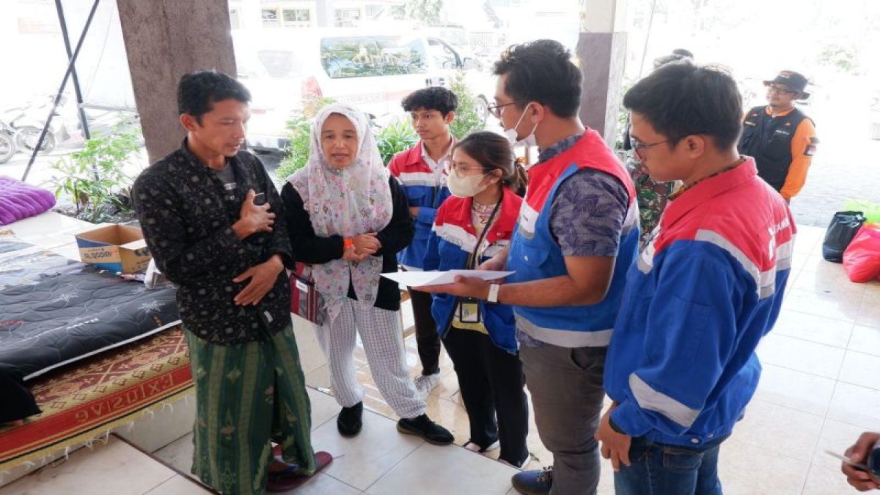 Perwakilan PT Pertamina Gas (Pertagas) menyerahkan bantuan ratusan paket logistik kepada korban banjir dan longsor di Desa Jarit, Kecamatan Candipuro, Kabupaten Lumajang, Jawa Timur, Rabu (12/7/2023). ANTARA/HO-Pertagas.