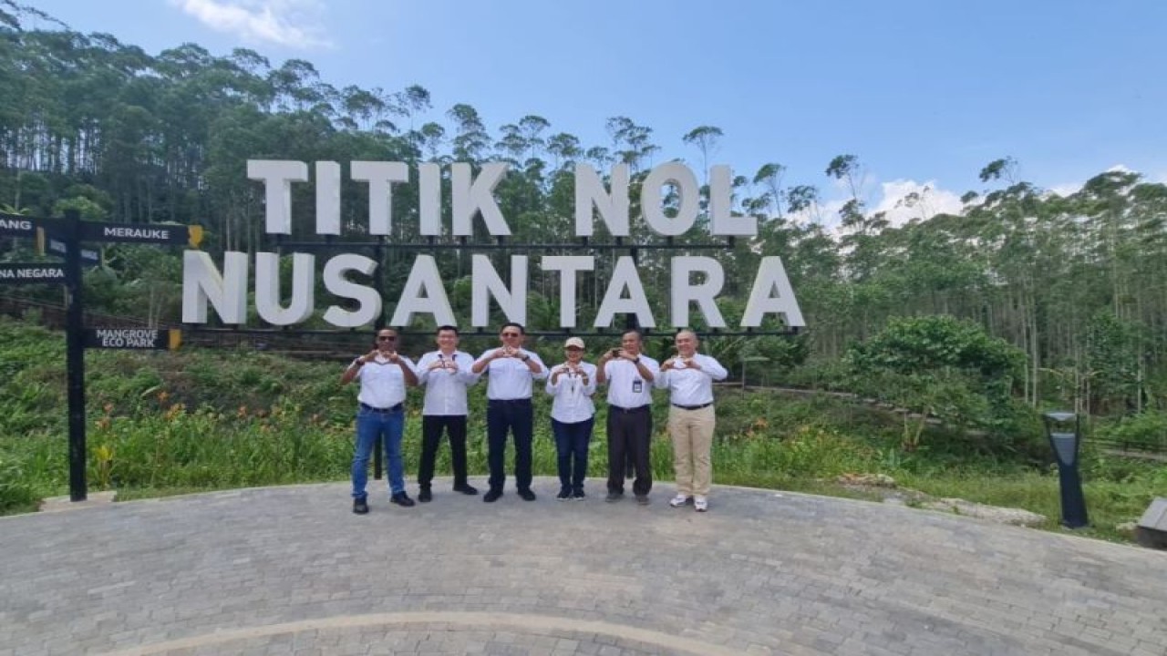 Komisaris Utama PT Pertamina (Persero) Basuki Tjahaja Purnama atau Ahok (ketiga kiri) dalam kunjungannya ke Titik Nol Nusantara, di Kabupaten Penajam Paser Utara, Kalimantan Timur, Senin (10/7/2023). ANTARA/HO Otorita Ibu Kota Nusantara