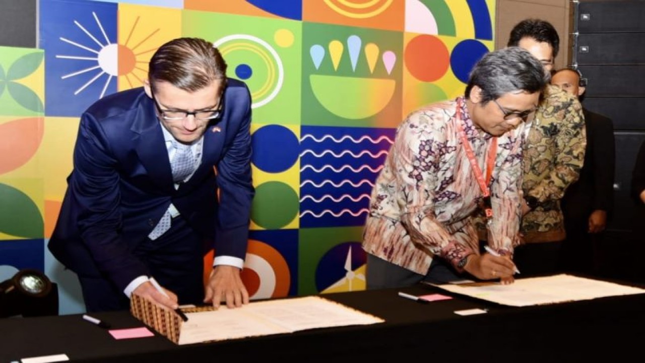 Direktur Utama Pertamina NRE Dannif Danusaputro (kanan) saat menandatangani nota kesepahaman (MoU) di ICE BSD, Tangerang, Banten, Rabu (12/7/2023) dalam rangka pengembangan bisnis energi baru dan terbarukan (EBT). ANTARA/HO-Pertamina