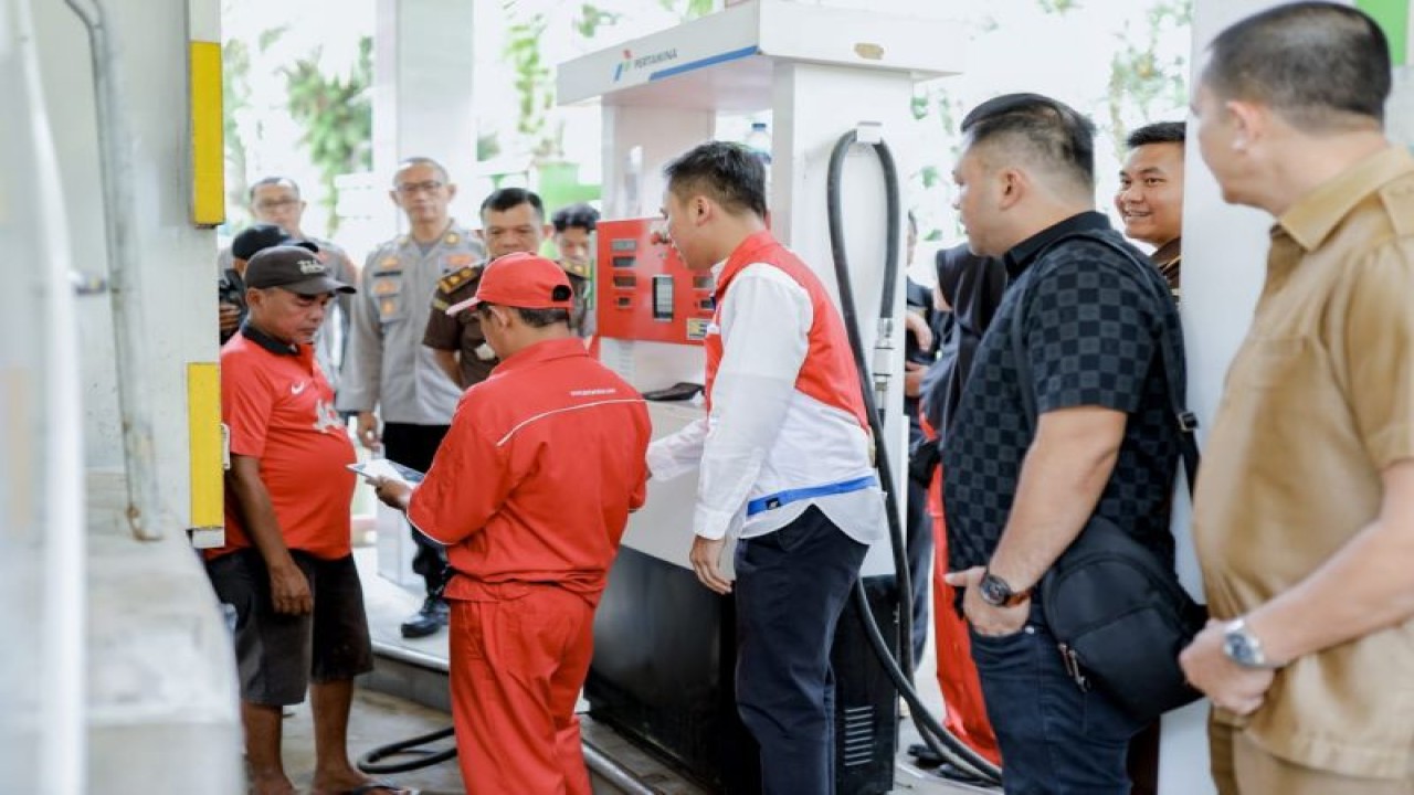 Pertamina bersama Kepolisian dan Kejaksaan mengawasi sejumlah SPBU di Bungo untuk penyaluran BBM subsidi, Rabu (12/7/2023) (ANTARA/HO-IST)