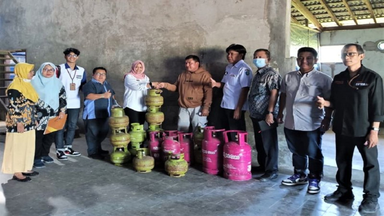 Sejumlah petugas dari PT Pertamina melakukan sidak penggunaan elpiji tiga kilogram di Ponorogo, Jatim. ANTARA/HO-PT Pertamina Patra Niaga