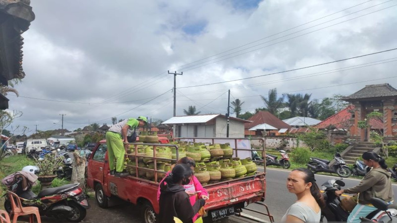 Petugas menurunkan elpiji ukuran tiga kilogram dalam operasi pasar elpiji subsidi di Kabupaten Bangli, Bali, Kamis (27/7/2023) ANTARA/HO-Pertamina Jatimbalinus