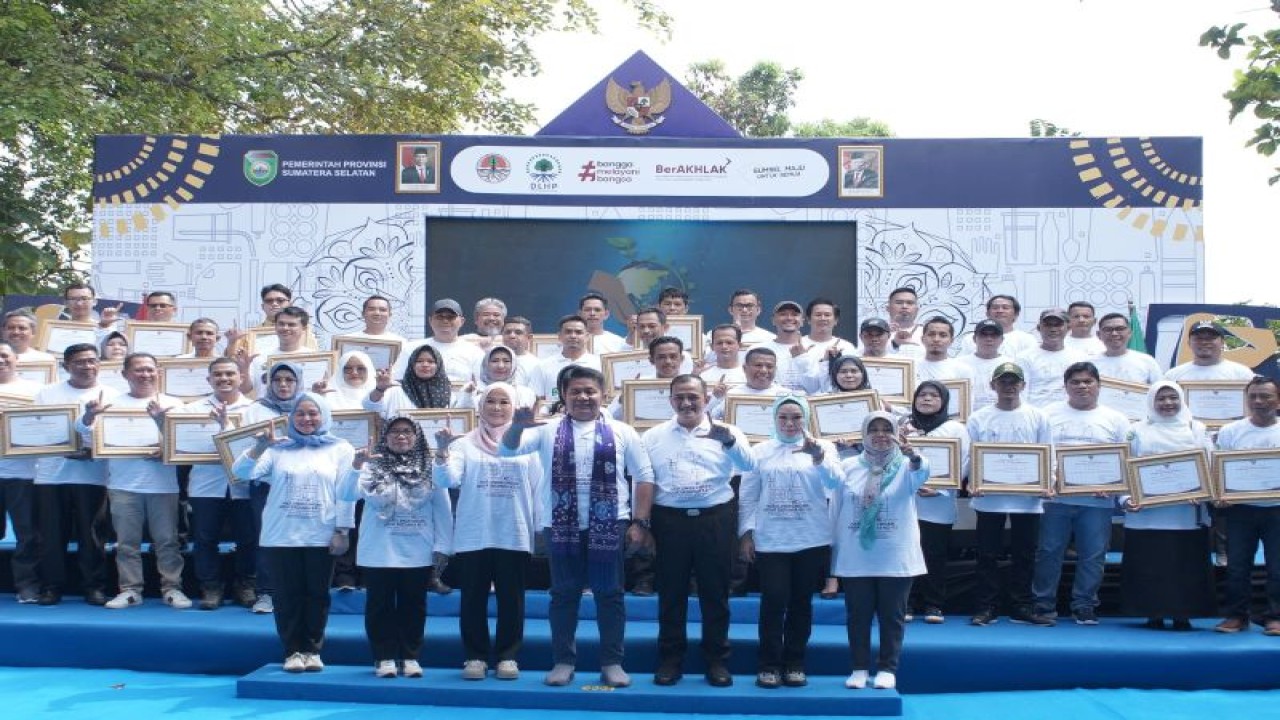 Pertamina menerima penghargaan Apresiasi Pembina Progam Kampung Iklim (Proklim) Tingkat Provinsi Sumatera Selatan pada kegiatan memperingati Hari Lingkungan Hidup Sedunia ke-50. (ANTARA/HO-Pertamina)