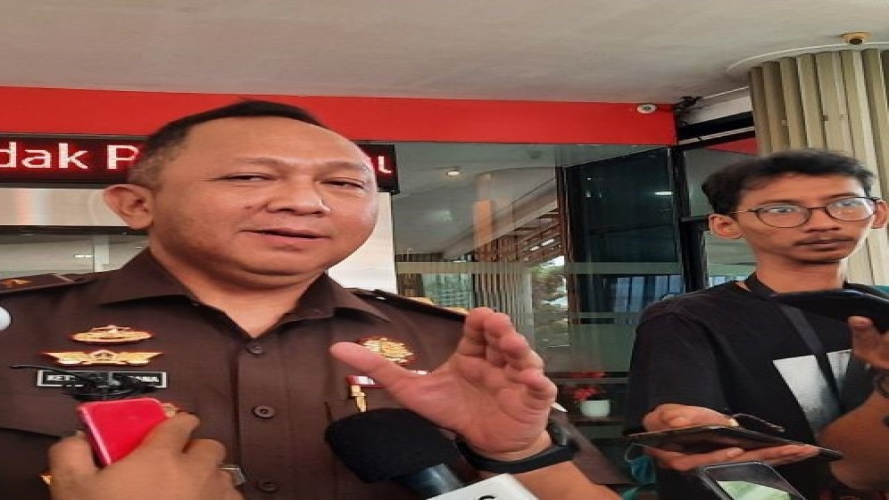Kepala Pusat Penerangan Hukum (Kapuspenkum) Kejaksaan Agung RI Ketut Sumedana memberikan keterangan pers kepada wartawan terkait kunjungan Menkominfo Budi Arie di Gedung Bundar, Kejaksaan Agung, Jakarta, Senin (24/7/2023). (ANTARA/Laily Rahmawaty)