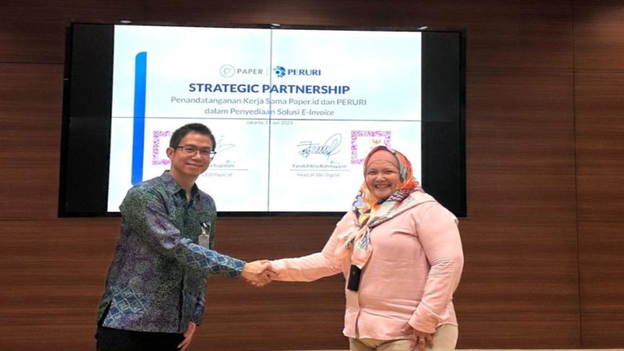 Penandatanganan kemitraan strategis antara Peruri dan Paper.id untuk penyediaan layanan faktur digital atau e-invoice oleh Head of Digital Peruri Farah Fitria dan CEO & Co-Founder Paper.id Yosia Sugialam. ANTARA/HO-Peruri