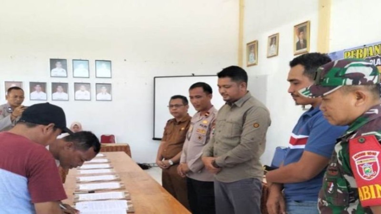 Penandatanganan perjanjian kerja sama penanggulangan dan pencegahan PT Platindo Agro Subur dan KTPA pada sembilan desa di Kecamatan Candi Laras Utara, Kabupaten Tapin, Kalimantan Selatan, Selasa (4/7/2023). (ANTARA/HO-HUMAS PT PAS)