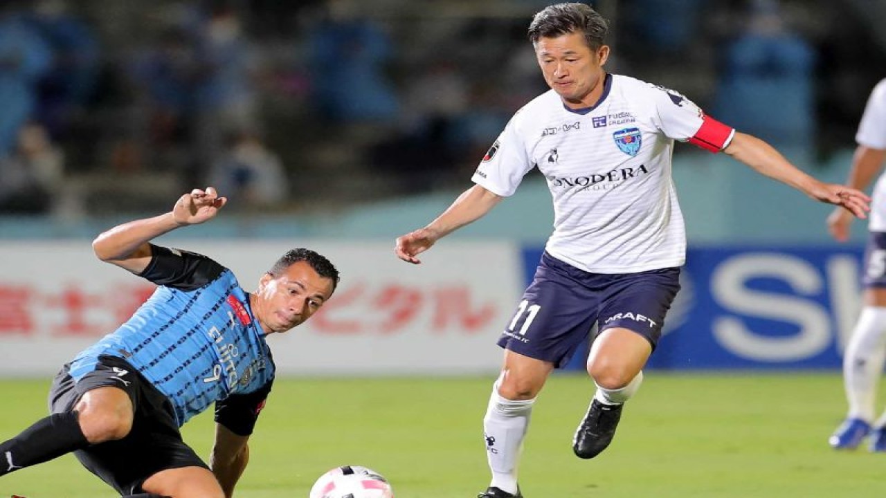 Kazuyoshi Miura (kanan) saat bermain untuk Yokohama FC dalam pertandingan J-League melawan Kawasaki Frontale di stadion Todoroki Athletics pada 23 September 2020. ANTARA/AFP/STR