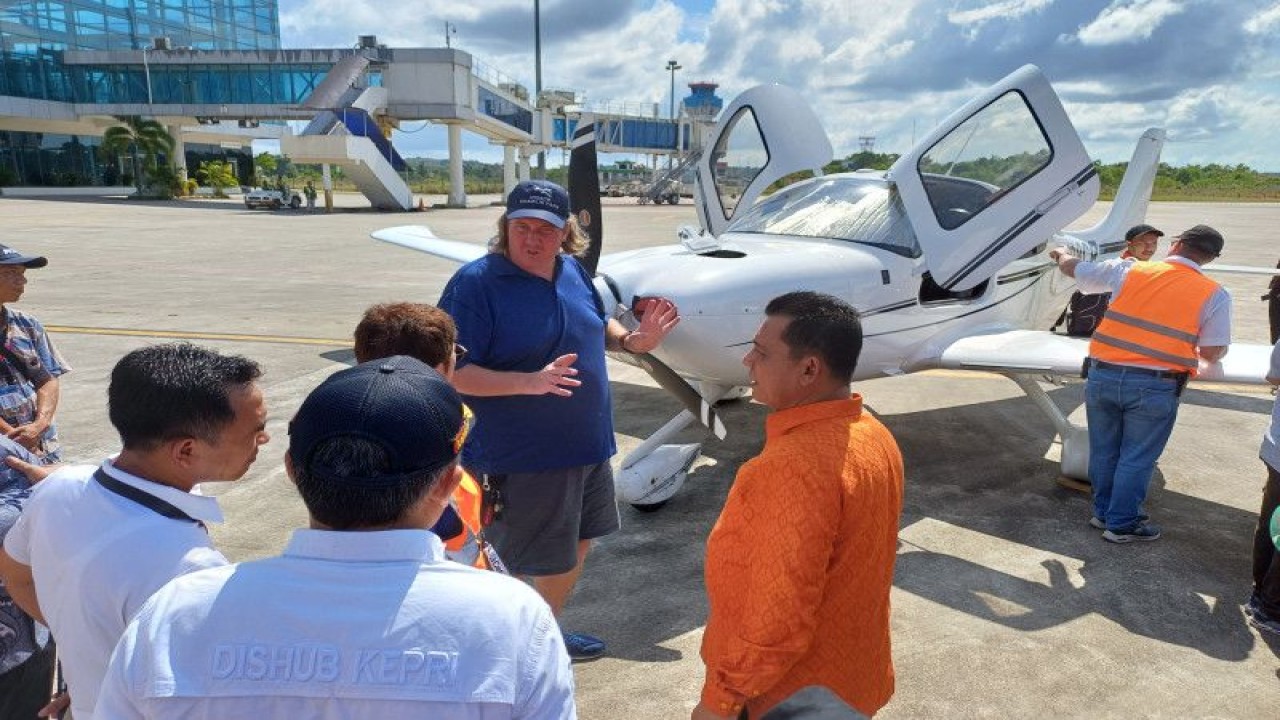 Peserta mancanegara mengikuti ajang flying adventure Kepri di bandara RHF Tanjungpinang pada awal Juni 2023. (Ogen)