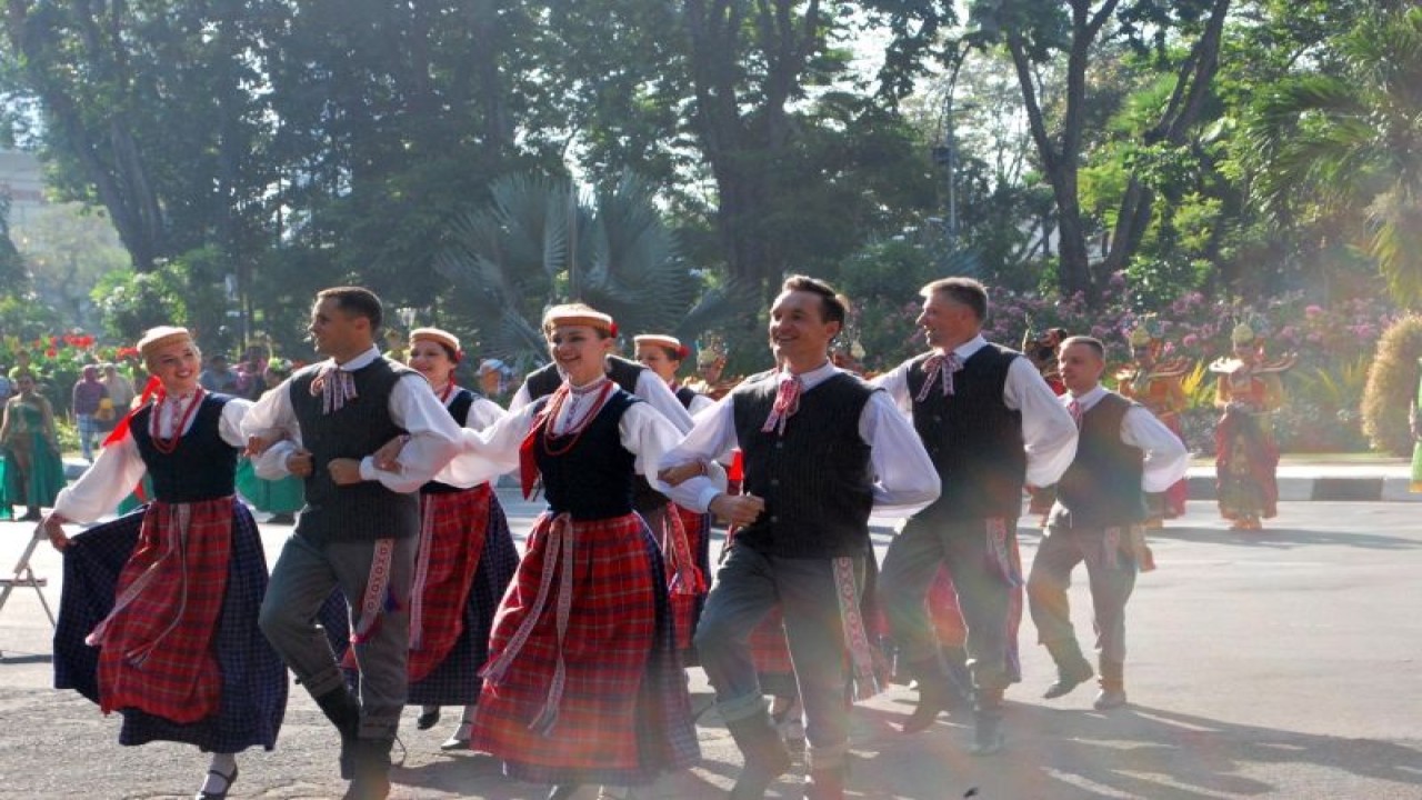 Foto Arsip - Salah satu peserta Surabaya Cross Culture International Folk Art Festival (SCCIFAF) memperagakan tari-tari dari negaranya di Kota Surabaya beberapa tahun lalu. (ANTARA/HO-Diskominfo Surabaya)