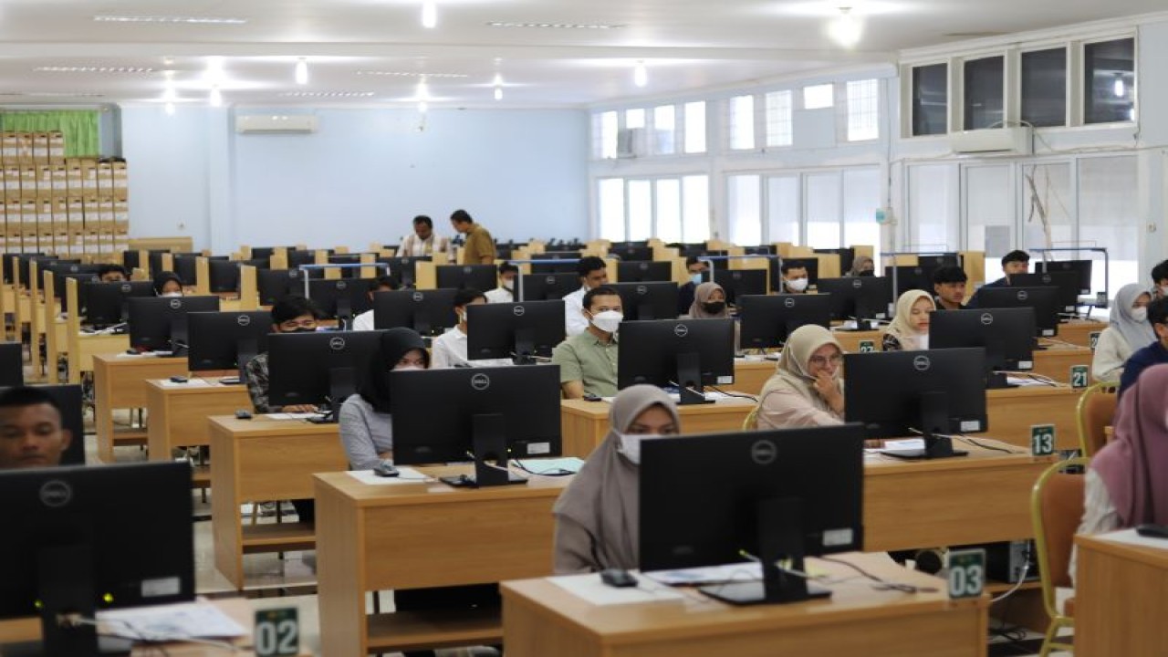 Peserta jalur SMMPTN Barat 2023 mengikuti Ujian Tulis Berbasis Komputer di Universitas Syiah Kuala, Senin (3/7/2023). (ANTARA/HO-USK)