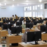 Peserta jalur SMMPTN Barat 2023 mengikuti Ujian Tulis Berbasis Komputer di Universitas Syiah Kuala, Senin (3/7/2023). (ANTARA/HO-USK)-1688373804
