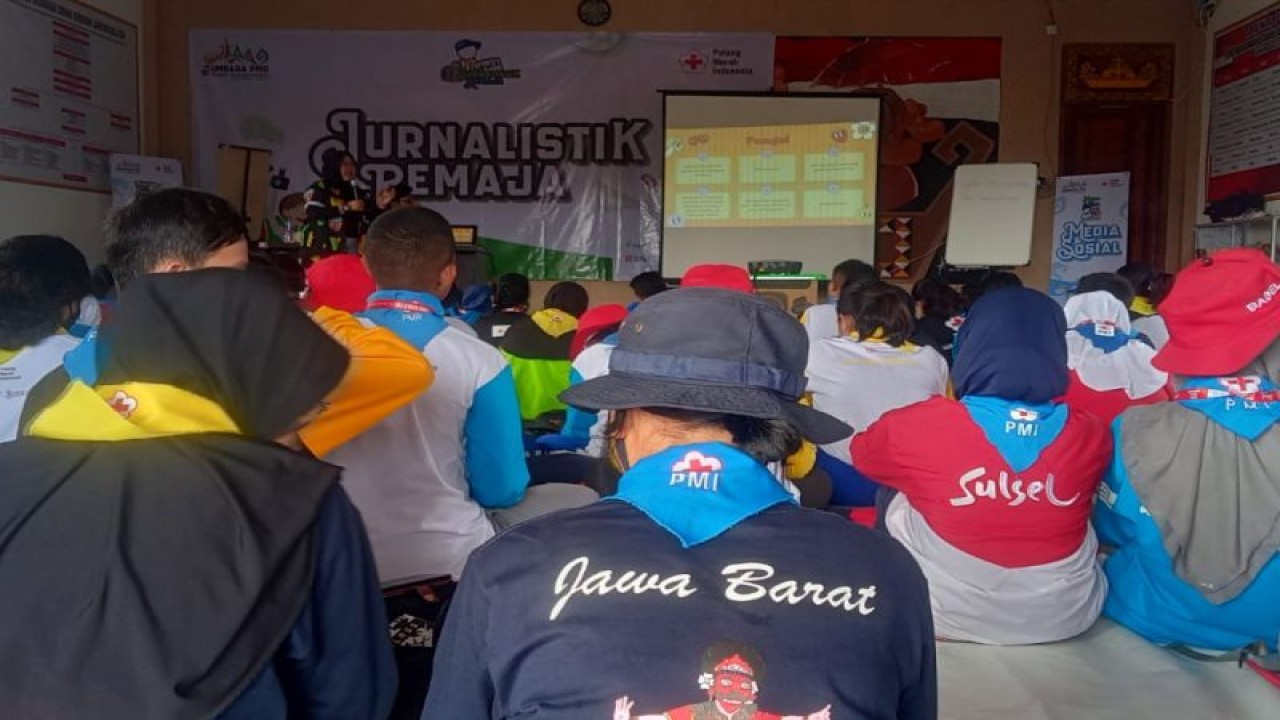 Peserta Jumbara Tingkat Nasional ke IX Lampung saat mengikuti pelatihan jurnalistik remaja. Antara/HO/PMI Jabar