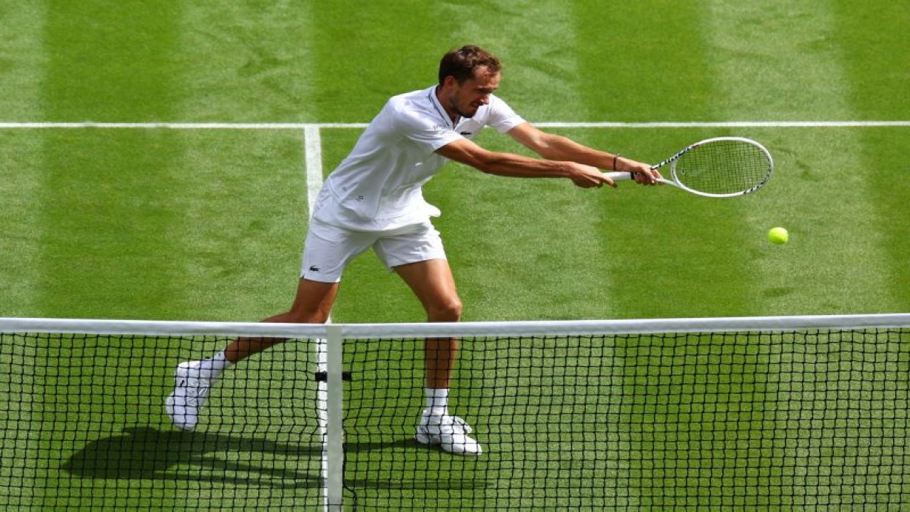 Petenis Rusia Daniil Medvedev beraksi selama pertandingan babak pertamanya melawan petenis Inggris Arthur Fery di All England Lawn Tennis and Croquet Club, London, Inggris, Rabu (5/7/2023). (ANTARA/REUTERS/Toby Melville)