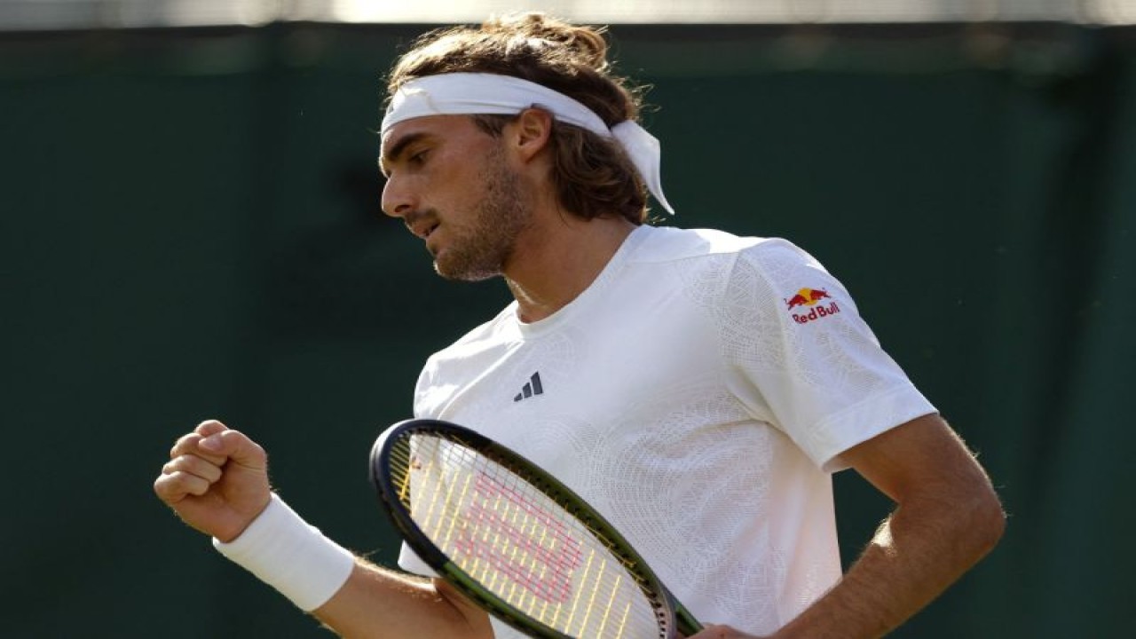Petenis Yunani Stefanos Tsitsipas bereaksi selama pertandingan babak pertamanya melawan petenis Austria Dominic Thiem di All England Lawn Tennis and Croquet Club, London, Inggris, Rabu (5/7/2023). (ANTARA/REUTERS/Andrew Couldridge)