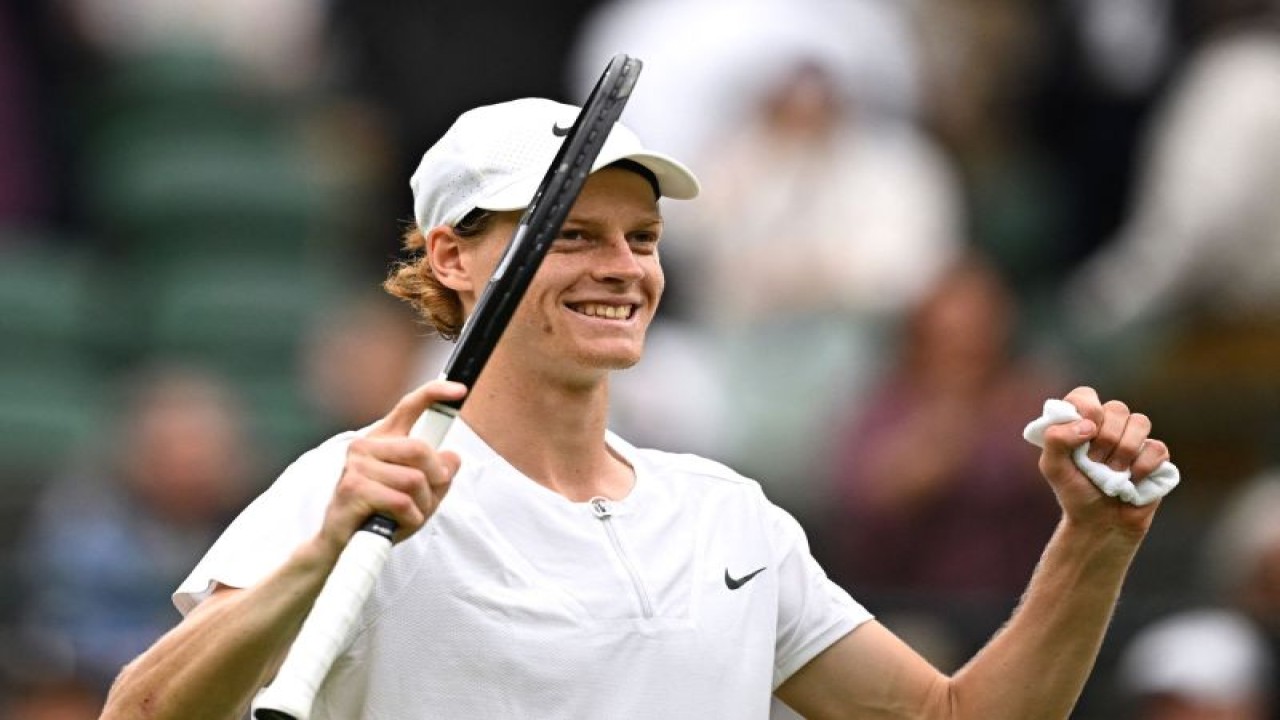 Petenis Italia Jannik Sinner merayakan kemenangannya di pertandingan perempat final Wimbledon melawan petenis Rusia Roman Safiullin di All England Lawn Tennis and Croquet Club, London, Inggris, Selasa (11/7/2023). (ANTARA/REUTERS/Dylan Martinez)