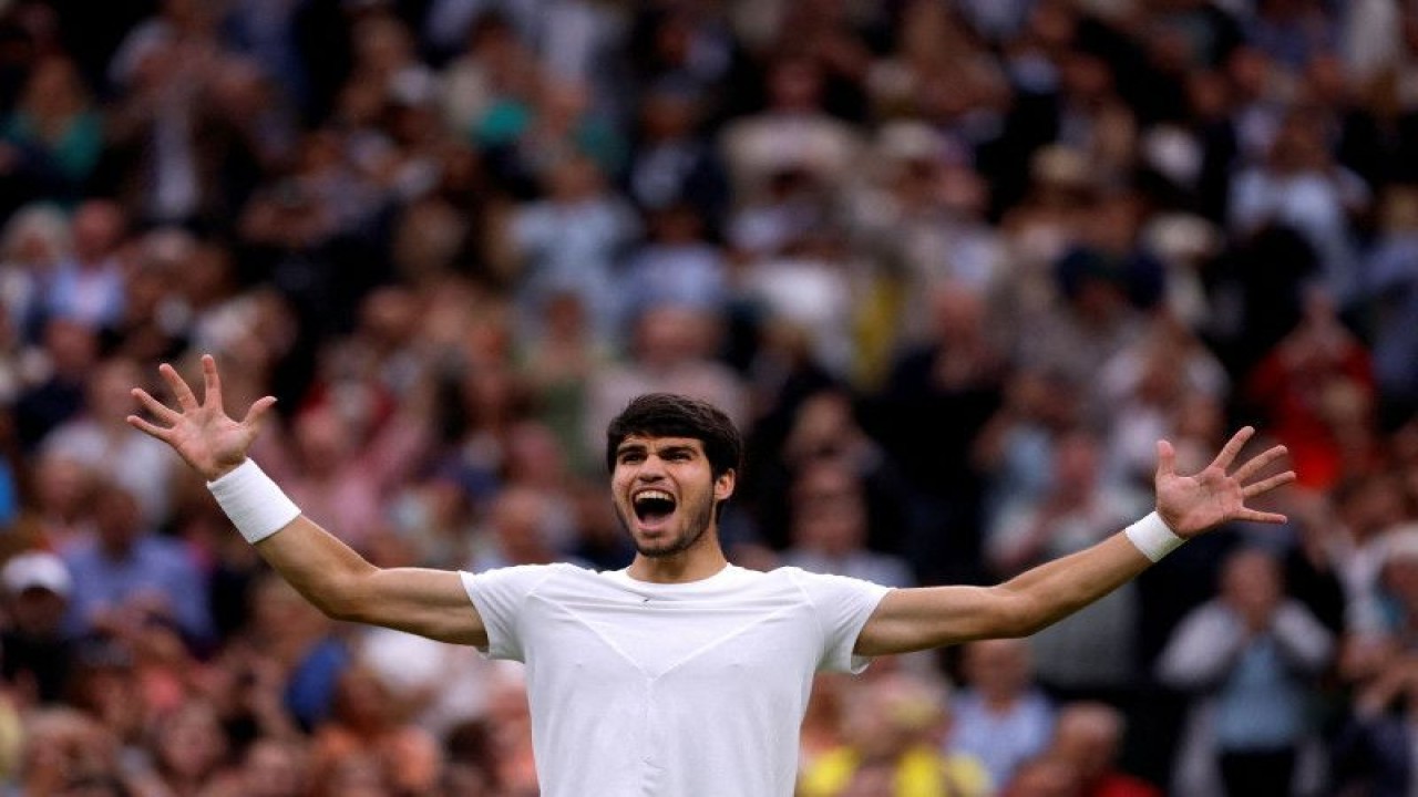 Petenis Spanyol Carlos Alcaraz merayakan kemenangannya di pertandingan semifinal Wimbledon melawan petenis Rusia Daniil Medvedev di All England Lawn Tennis and Croquet Club, London, Inggris, Jumat (14/7/2023). (ANTARA/REUTERS/Andrew Couldridge)