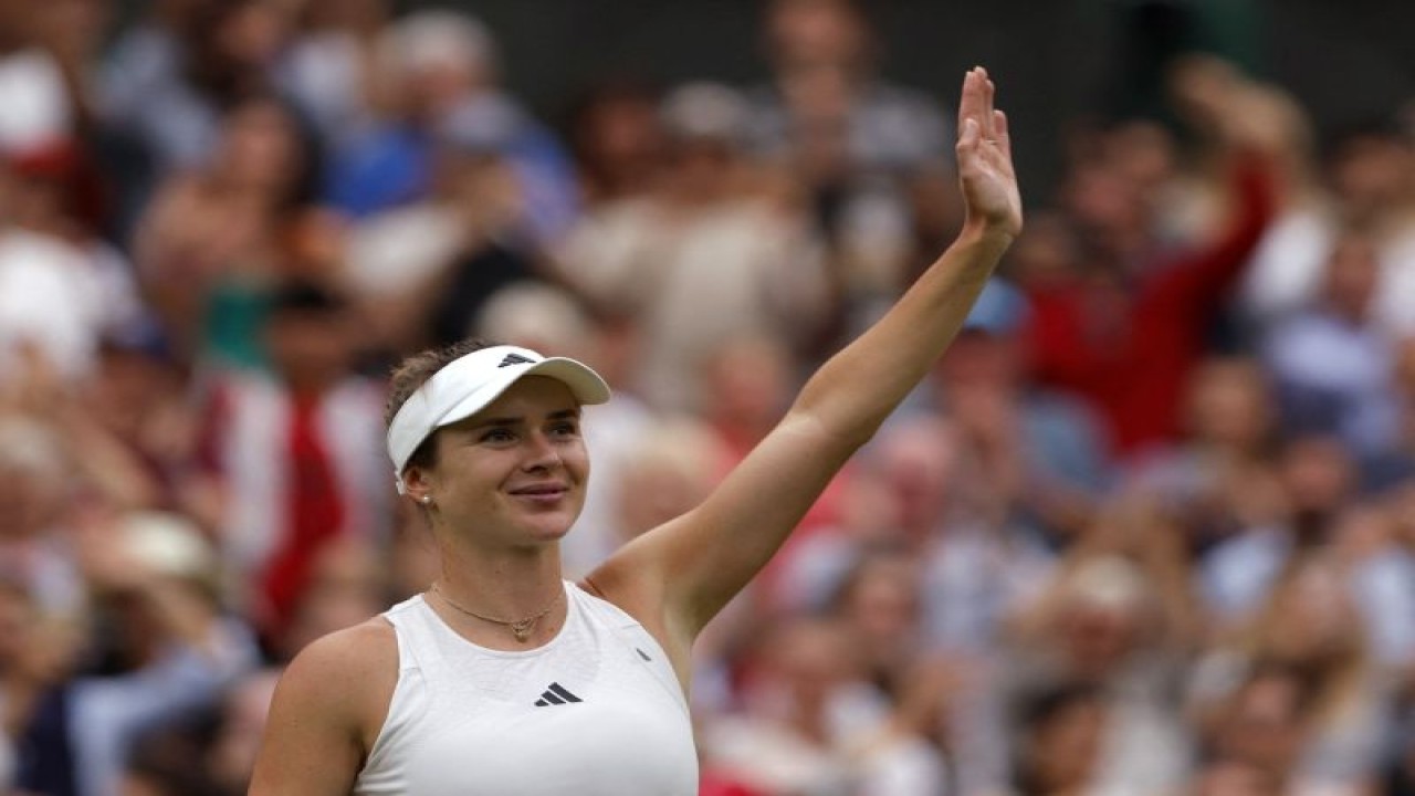 Petenis Ukraina Elina Svitolina merayakan kemenangannya di pertandingan perempat final Wimbledon melawan petenis Polandia Iga Swiatek di All England Lawn Tennis and Croquet Club, London, Inggris, Selasa (11/7/2023). (ANTARA/REUTERS/Andrew Couldridge)