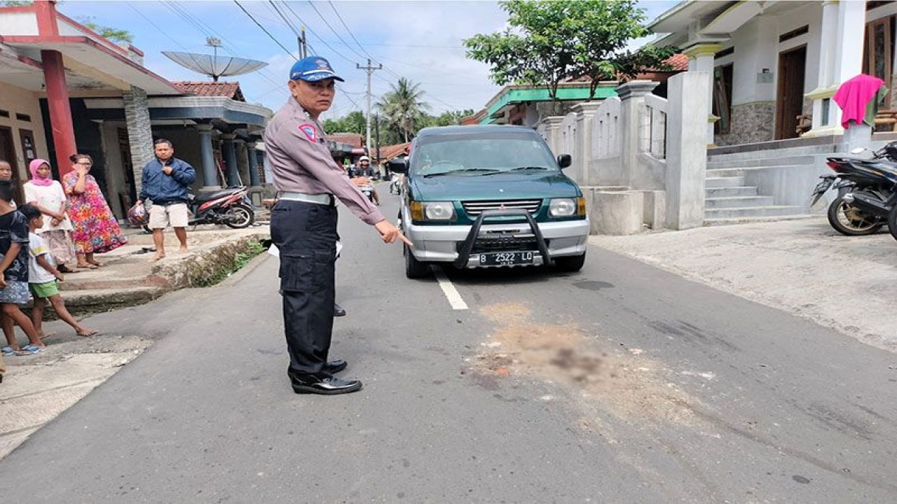 Seorang petugas Satlantas Polresta Banyumas menunjukkan lokasi kecelakaan lalu lintas yang menyebabkan seorang pembonceng sepeda motor meninggal dunia setelah tertabrak truk tangki BBM di jalan alternatif Ajibarang-Gumelar, Kabupaten Banyumas, Senin (3/7/2023). ANTARA/HO-Polresta Banyumas