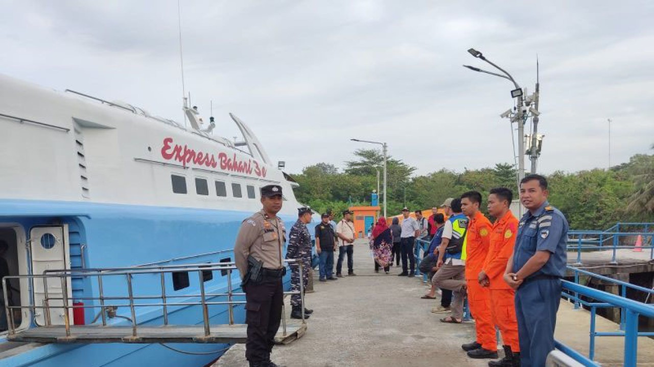 Ilustrasi, petugas gabungan mengamankan keberangkatan calon penumpang angkutan laut di Pelabuhan Tanjung Kalian Kabupaten Bangka Barat. (Aprionis)