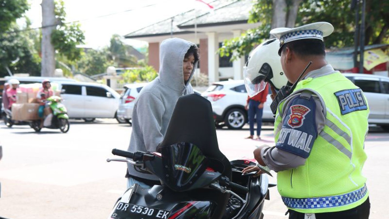 Petugas lalu lintas melakukan penindakan terhadap pengendara yang melanggar aturan berkendara di Jalan Langko, Mataram, NTB, Selasa (4/7/2023). (ANTARA/Dhimas B.P.)