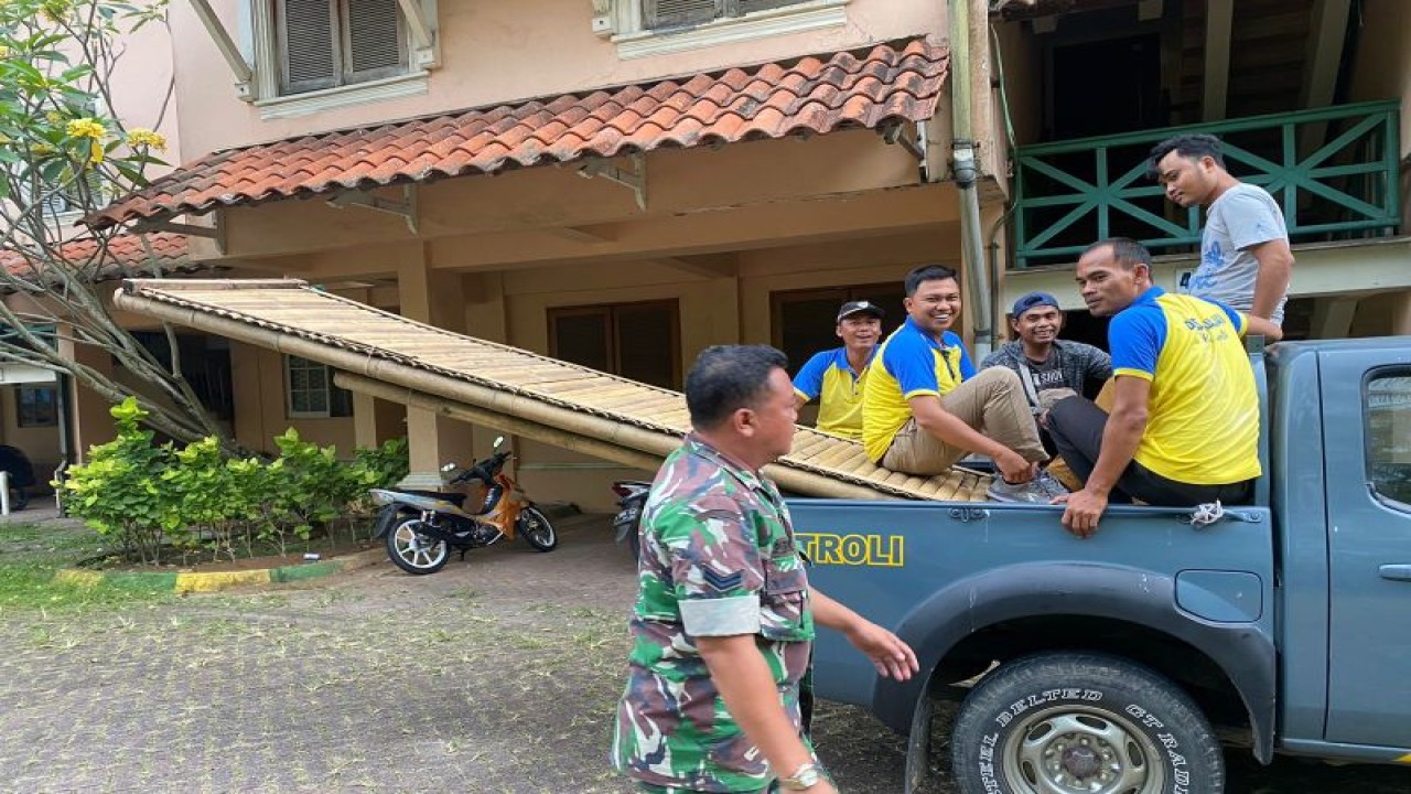Sejumlah petugas membawa barang bukti jembatan kecil yang menjadi media pungutan liar (pungli) di Pantai Carita Pandeglang. ANTARA/HO