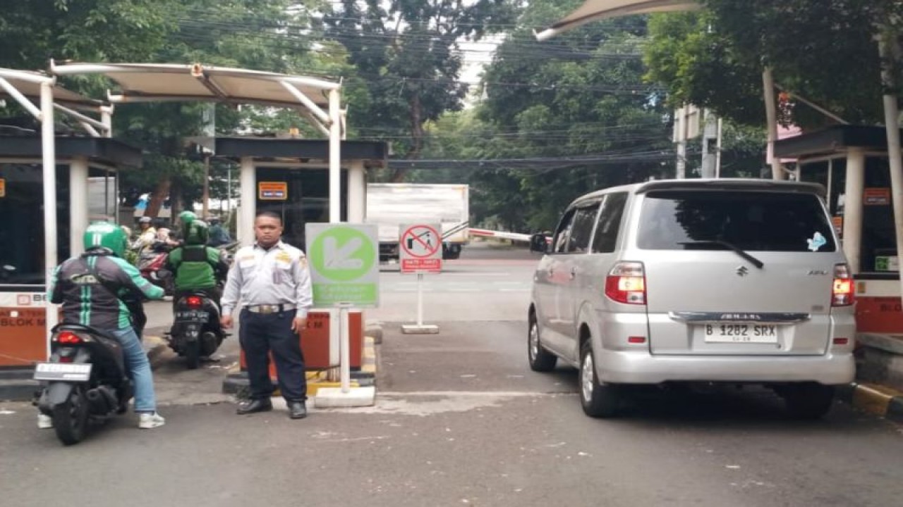 Petugas Unit Pengelola Parkir mengawasi juru parkir di kawasan Blok M, Jakarta, Rabu (5/7/2023). ANTARA/HO-Dinas Perhubungan DKI Jakarta