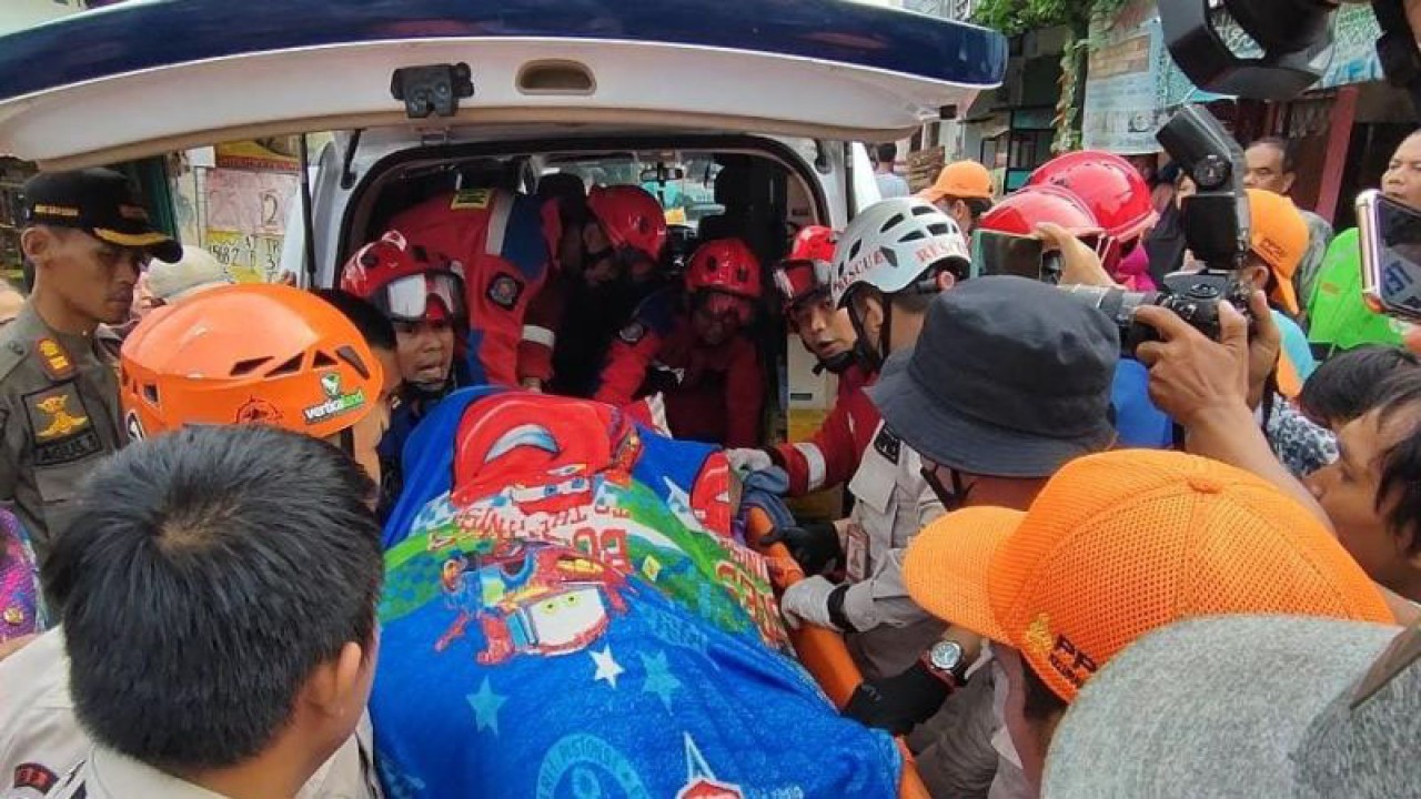 Petugas Sudin Gulkarmat Jakarta Timur bersama Satpol PP, BPBD DKI Jakarta dan PPSU tengah mengevakuasi pengidap obesitas Ahmad Juwanto (19) dari rumahnya di Jalan SMP 160, Kelurahan Ceger, Kecamatan Cipayung, Jakarta Timur, Kamis (7/7/2023). Ahmad Juwanto dievakuasi ke Rumah Sakit Umum Adhyaksa untuk pemeriksaan kesehatan. ANTARA/Syaiful Hakim