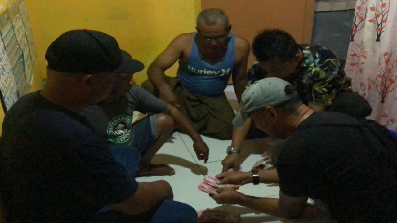 Petugas kepolisian saat melakukan penghitungan uang yang dikutip oleh tersangka kepada lima calon PMI. ANTARA/HO-Humas Polda Kepri
