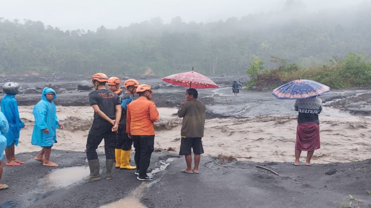 Petugas memantau situasi di salah satu lokasi yang terdampak akibat banjir lahar dingin dan longsor di Lumajang, Sabtu (8/7/2023). (ANTARA/HO-Biro Adpim Jatim)