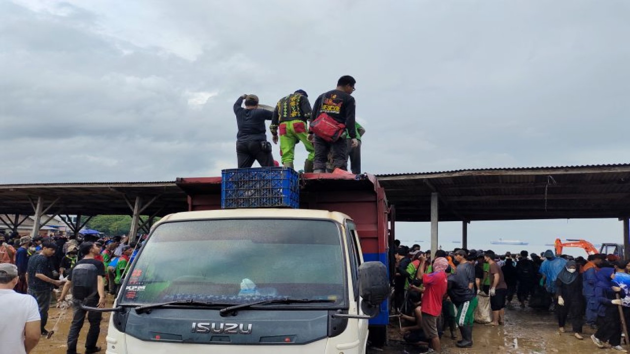 Petugas kebersihan sedang memasukan tumpukan sampah dari Pesisir Pantai Sukaraja. Bnadarlmapung, Senin, (10/7/2023). (ANTARA/Dian Hadiyatna)