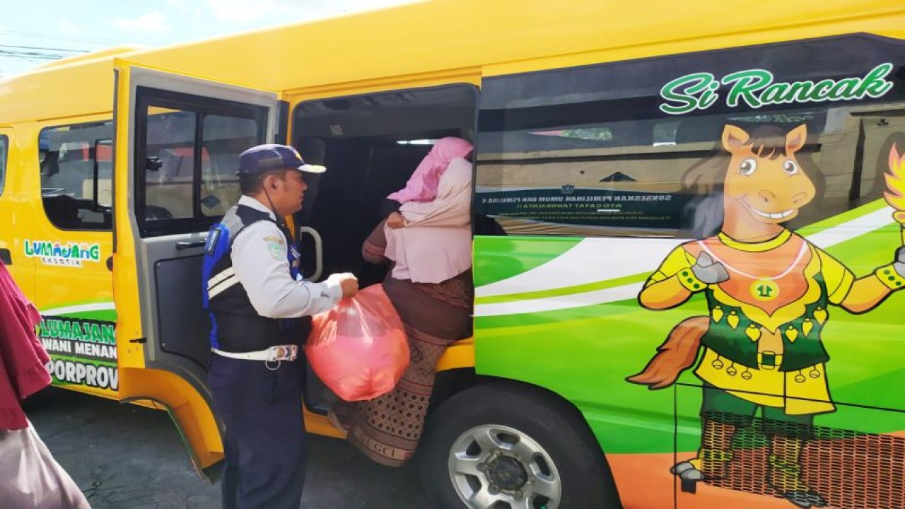 Petugas Dishub membantu pengungsi untuk kembali ke rumahnya dengan menggunakan elf di Desa Jarit, Kabupaten Lumajang, Rabu (12/7/2023). (ANTARA/HO-Diskominfo Lumajang)
