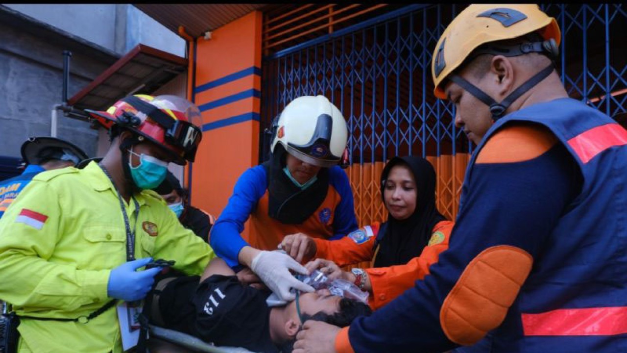 Petugas pemadam kebakaran mengikuti pelatihan terkait teknik pertolongan pertama yang disampaikan oleh pihak Basarnas Provinsi Kalimantan Barat, di Pontianak, Kamis (13/7/2023). (ANTARA FOTO/Jessica Wuysang).