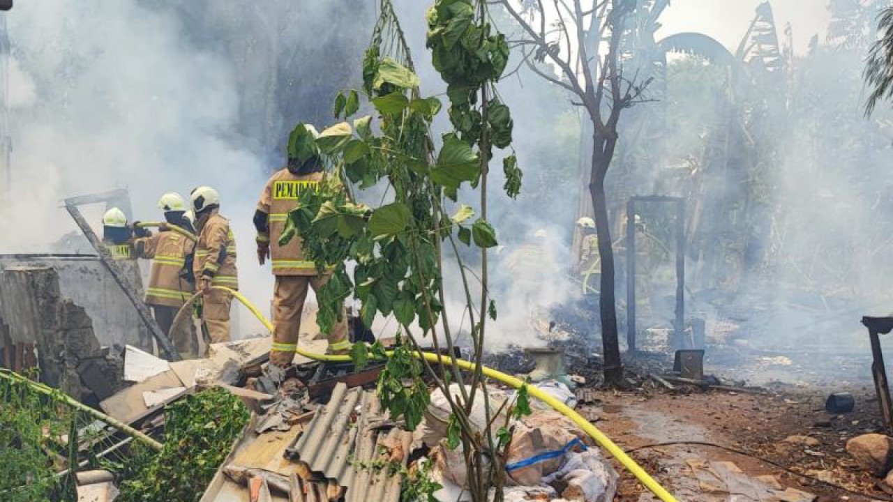 Petugas Suku Dinas Penanggulangan Kebakaran dan Penyelamatan (Gulkarmat) Jakarta Timur memadamkan api yang menghanguskan tiga rumah bedeng di Jalan Pulau Sangiyang 14 RT01/ RW09, Kelurahan Pulogebang, Kecamatan Cakung, Jakarta Timur, Kamis (13/7/2023). ANTARA/Syaiful Hakim