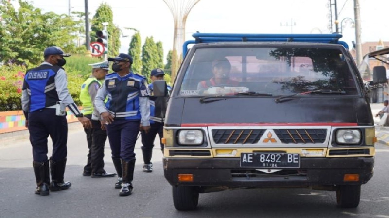 Petugas gabungan memeriksa kelengkapan surat kendaraan dan SIM sopir truk serta muatan barang guna mencegah "Over Dimension Over Load" (ODOL) dalam operasi keselamatan dan ketertiban lalu lintas di Kota Madiun, Kamis (13/7/2023). ANTARA/HO-Diskominfo Kota Madiun