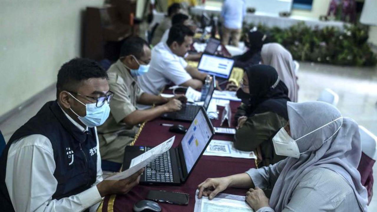Arsip Foto - Petugas melayani warga yang berkonsultasi tentang pendaftaran daring Penerimaan Peserta Didik Baru (PPDB) untuk zonasi tingkat sekolah dasar (SD) di Posko Pelayanan PPDB Jakarta Selatan. ANTARA FOTO/Aprillio Akbar/aww.