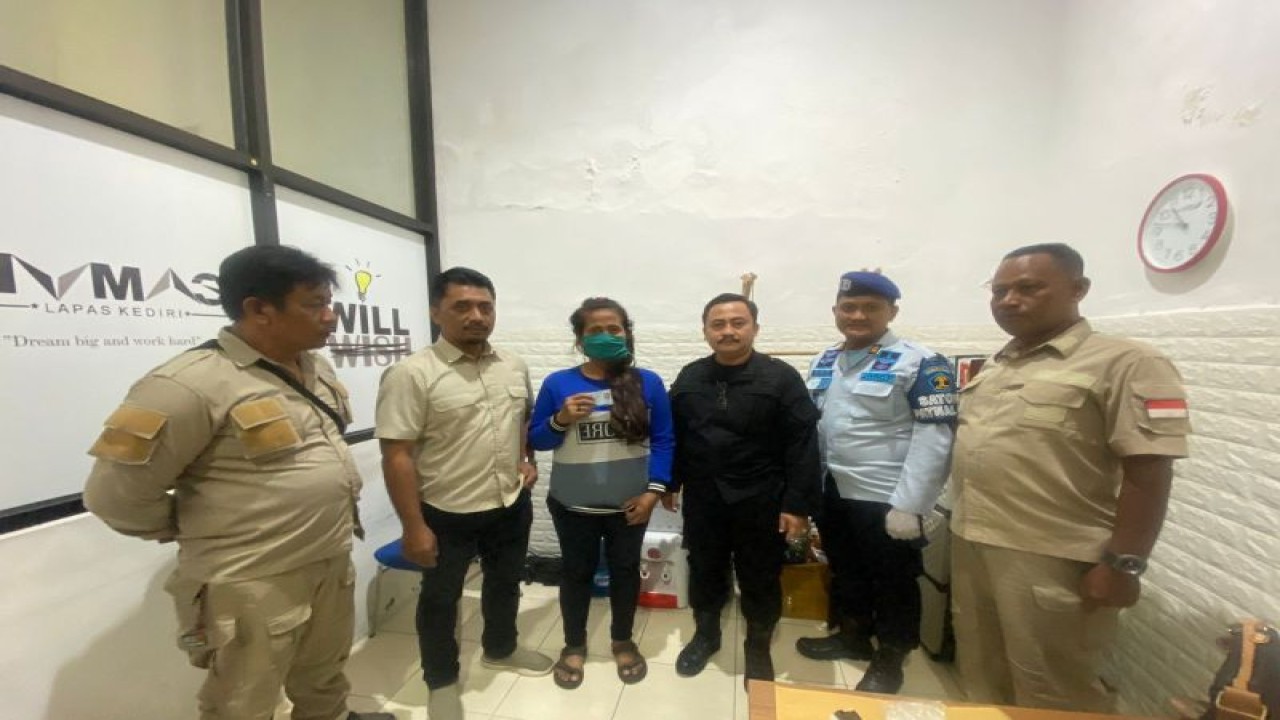 Petugas mengamankan perempuan yang kedapatan hendak menyelundupkan narkoba ke Lapas Kelas II A Kediri, Jawa Timur. ANTARA/ HO-Lapas Kediri