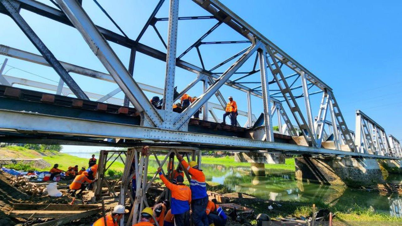 Petugas melakukan perbaikan jembatan rel yang rusak akibat tabrakan KA Brantas dan truk di perlintasan sebidang Jalan Madukoro Semarang, Rabu. (ANTARA/ I.C.Senjaya)