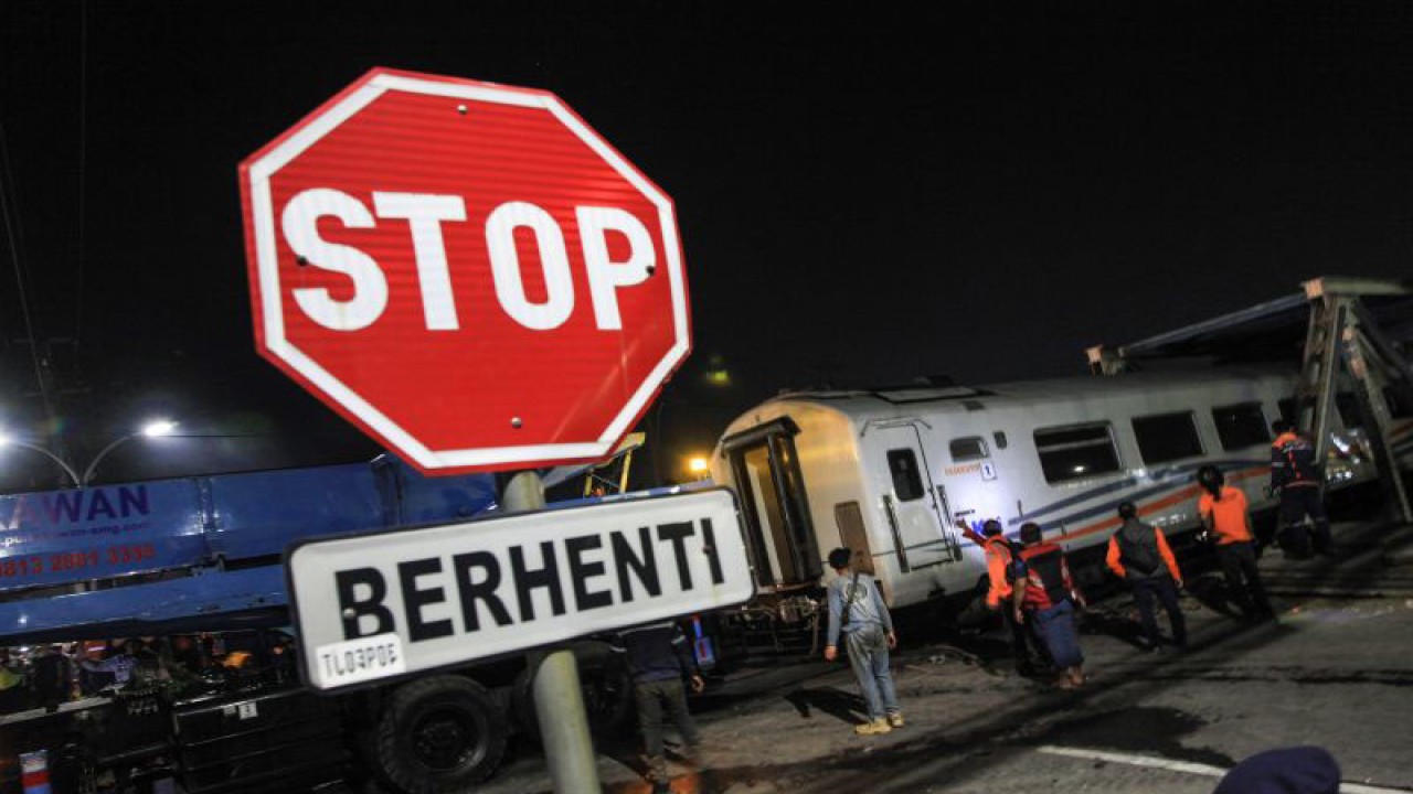 Petugas berusaha mengevakuasi gerbong penumpang kereta api KA 112 Brantas usai menabrak truk tronton di perlintasan kereta api JPL 6 KM 1+523 petak jalan Jerakah-Semarang Poncol, Madukoro Raya, Semarang, Jawa Tengah, Selasa (18/7/2023). ANTARA FOTO/Makna Zaezar/tom.