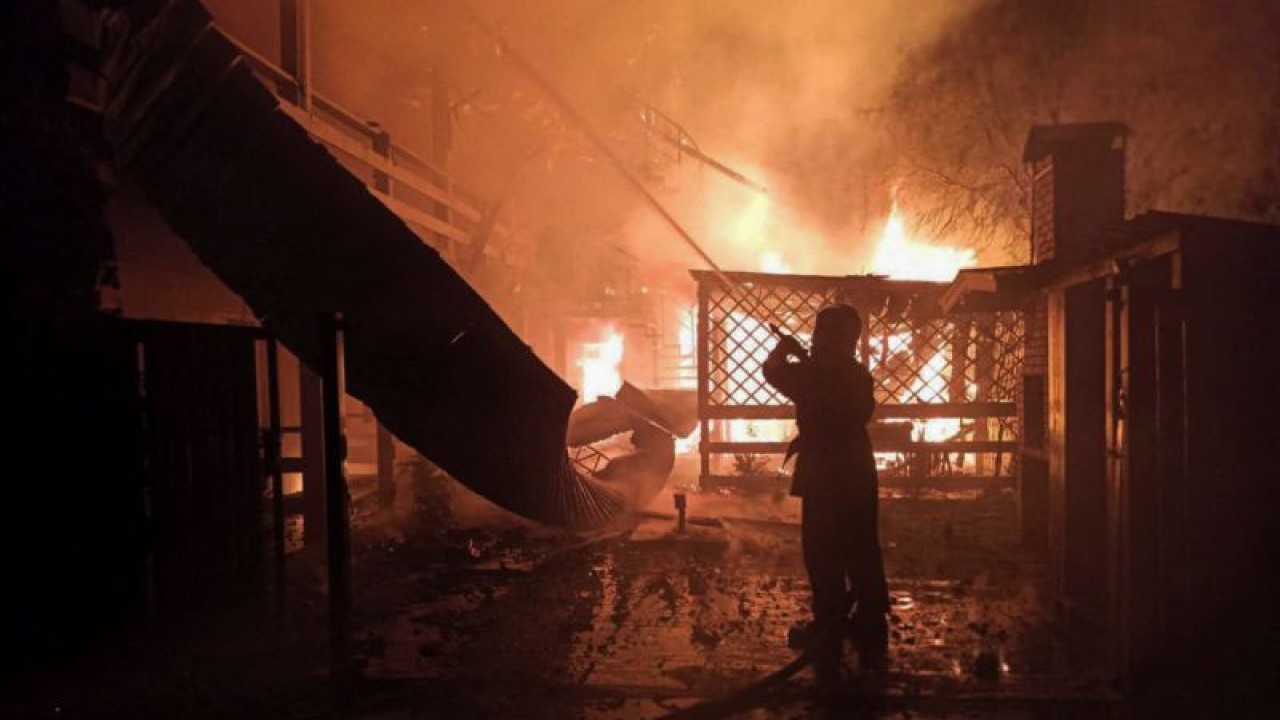 Arsip - Seorang petugas pemadam kebakaran bekerja di lokasi resor yang terkena serangan rudal Rusia, saat Rusia melakukan serangan terhadap Ukraina, di wilayah Odesa, Ukraina, Senin (8/5/2023). ANTARA FOTO/Ho via Reuters-Layanan Pers Komando Operasi Selatan Angkatan Bersenjata Ukraina/hp.